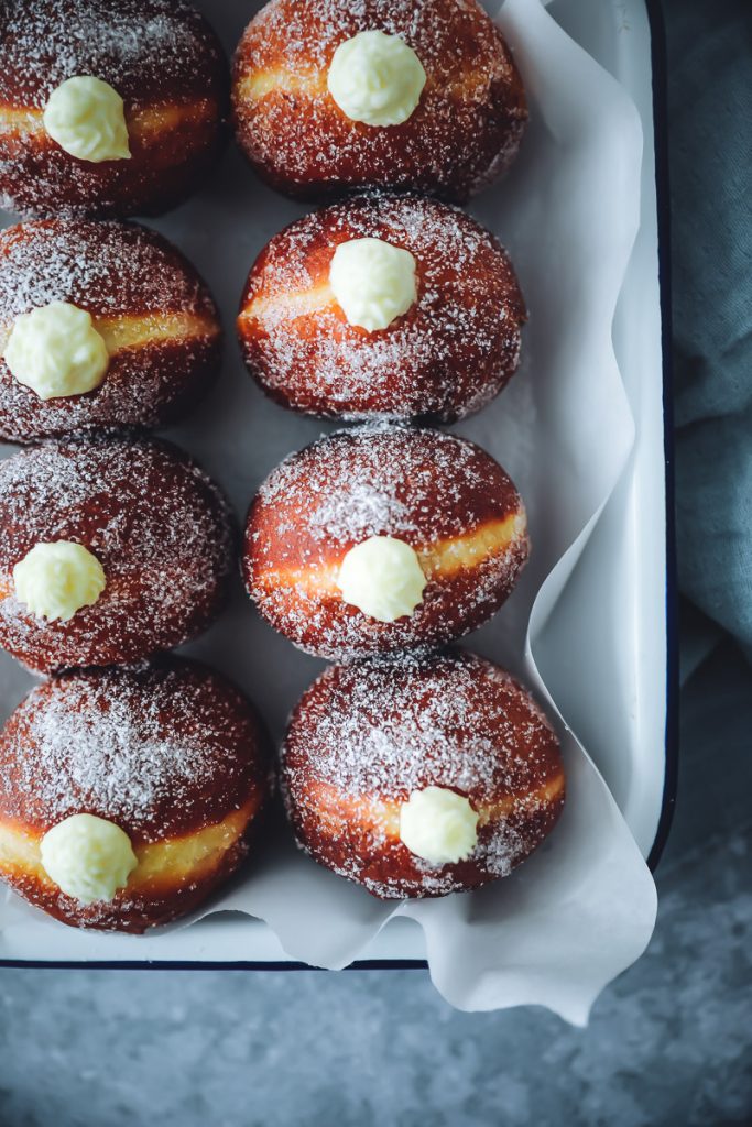 Berliner Rezept oder Faschingskrapfen mit Vanille-Cheesecake-Füllung cheesecake filled donuts recipe faschingskrapfen selber machen foodstyling foodtographyschool zuckerzimtundliebe backblog foodblog bakefeed feedfeed