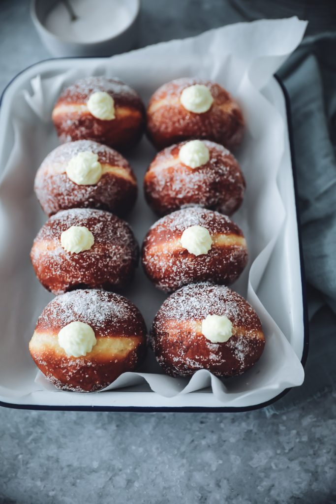 Berliner Rezept oder Faschingskrapfen mit Vanille-Cheesecake-Füllung cheesecake filled donuts recipe faschingskrapfen selber machen foodstyling foodtographyschool zuckerzimtundliebe backblog foodblog bakefeed feedfeed