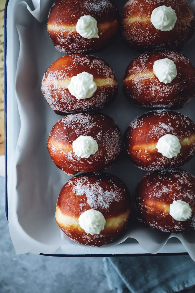 Berliner Rezept oder Faschingskrapfen mit Vanille-Cheesecake-Füllung cheesecake filled donuts recipe faschingskrapfen selber machen foodstyling foodtographyschool zuckerzimtundliebe backblog foodblog bakefeed feedfeed
