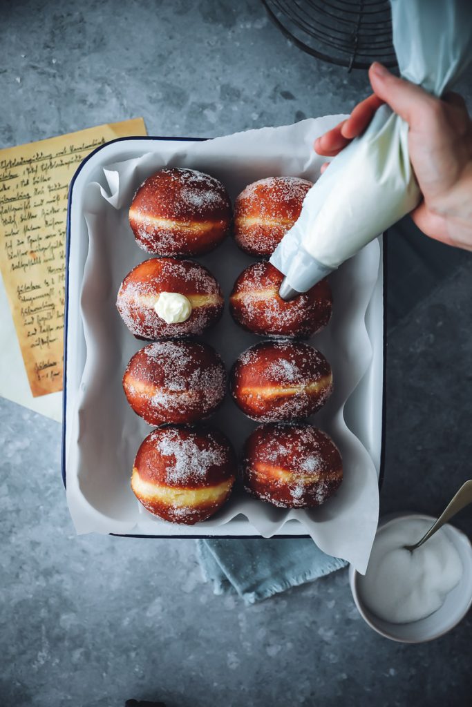Berliner Rezept oder Faschingskrapfen mit Vanille-Cheesecake-Füllung cheesecake filled donuts recipe faschingskrapfen selber machen foodstyling foodtographyschool zuckerzimtundliebe backblog foodblog bakefeed feedfeed