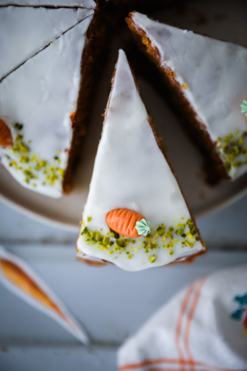 Carrot Cake Rezept – ein saftiger, einfacher Möhrenkuchen mit Walnüssen