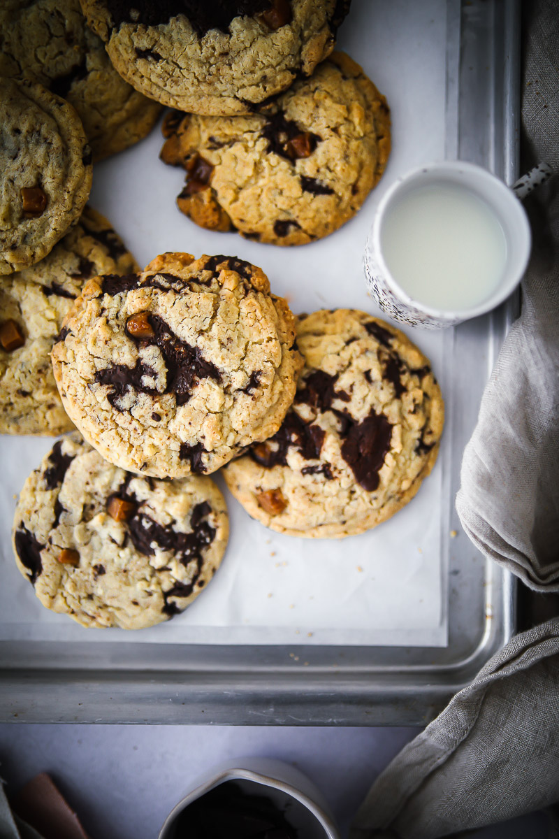 Schoko Cookies Rezept mit Karamellstücken – oder ohne