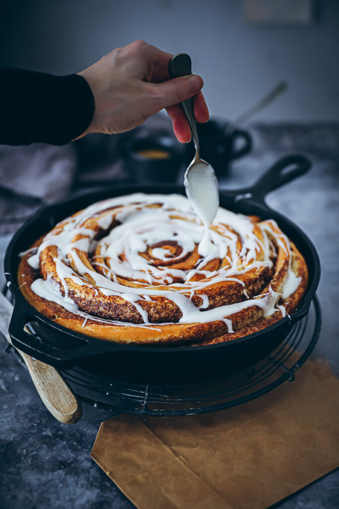 Grosse Zimtschnecke Rezept large giant cinnamon roll recipe Zimtschneckenkuchen hefeteig zuckerzimtundliebe backblog foodblog bakefeed feedfeed