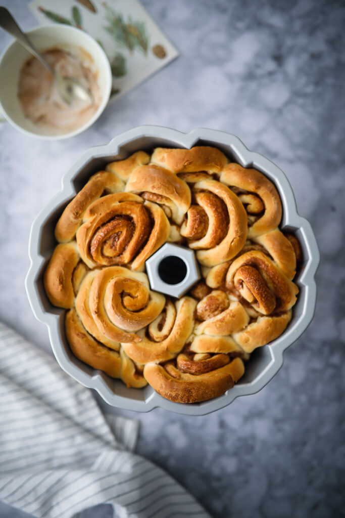 Zimtschnecken Gugelhupf Rezept cinnamon roll bundt cake schwedische kanelbullar nordicware form bundform bakefeed feedfeed bakefromscratch foodtographyschool foodstyling food photography zuckerzimtundliebe backblog deutscher foodblog