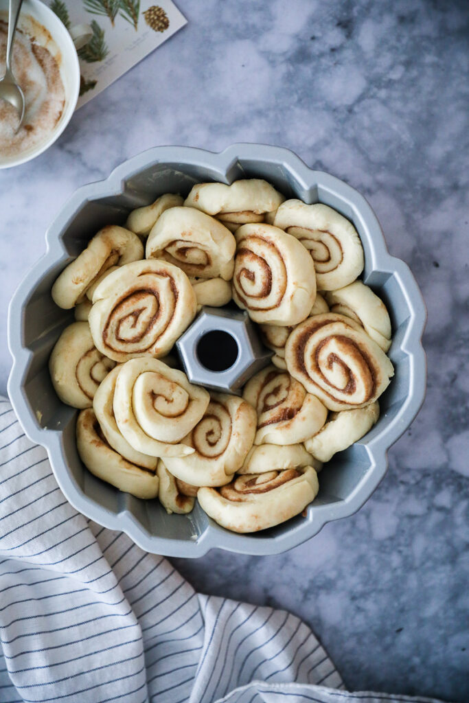 Zimtschnecken Gugelhupf Rezept cinnamon roll bundt cake schwedische kanelbullar nordicware form bundform bakefeed feedfeed bakefromscratch foodtographyschool foodstyling food photography zuckerzimtundliebe backblog deutscher foodblog