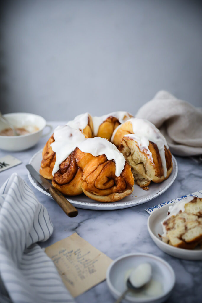 Zimtschnecken Gugelhupf Rezept cinnamon roll bundt cake schwedische kanelbullar nordicware form bundform bakefeed feedfeed bakefromscratch foodtographyschool foodstyling food photography zuckerzimtundliebe backblog deutscher foodblog