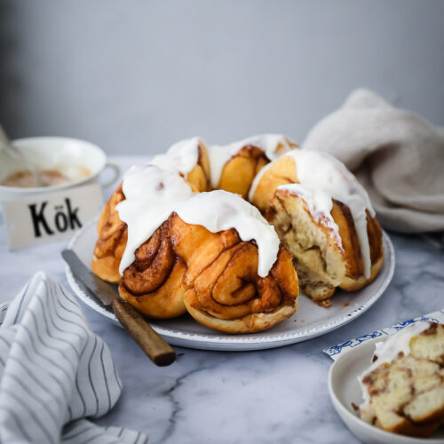 Zimtschnecken Gugelhupf Rezept cinnamon roll bundt cake schwedische kanelbullar nordicware form bundform bakefeed feedfeed bakefromscratch foodtographyschool foodstyling food photography zuckerzimtundliebe backblog deutscher foodblog