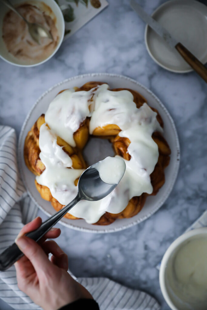 Zimtschnecken Gugelhupf Rezept cinnamon roll bundt cake schwedische kanelbullar nordicware form bundform bakefeed feedfeed bakefromscratch foodtographyschool foodstyling food photography zuckerzimtundliebe backblog deutscher foodblog