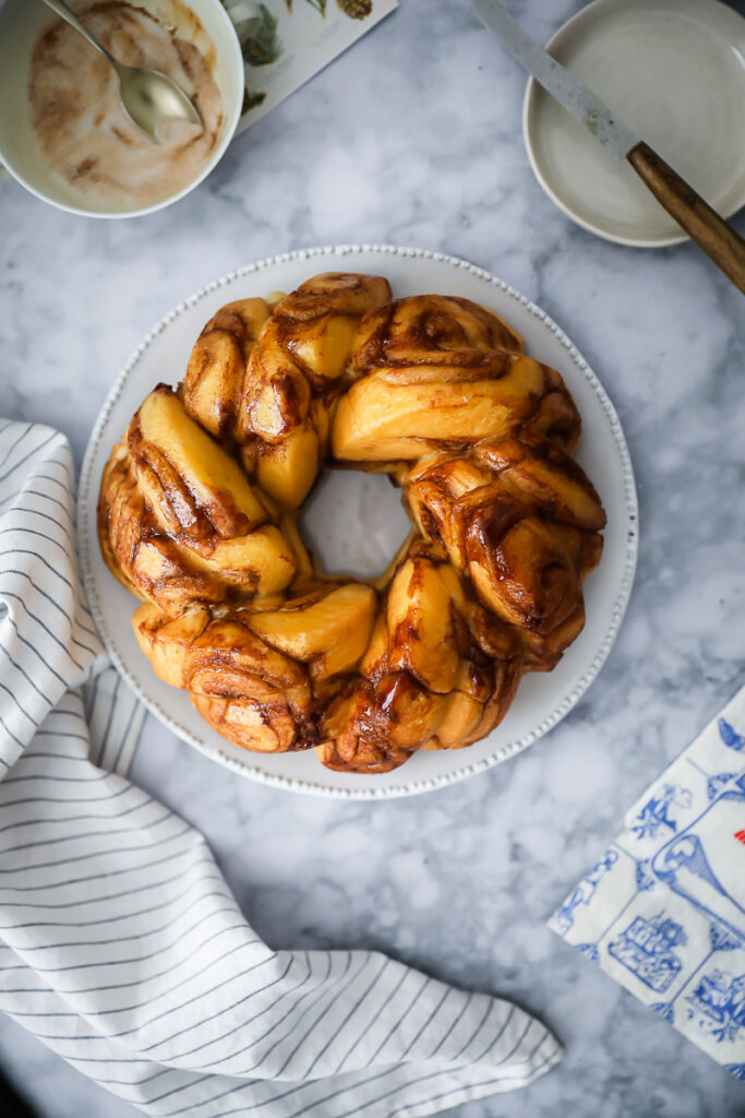 Zimtschnecken Gugelhupf Rezept cinnamon roll bundt cake schwedische kanelbullar nordicware form bundform bakefeed feedfeed bakefromscratch foodtographyschool foodstyling food photography zuckerzimtundliebe backblog deutscher foodblog