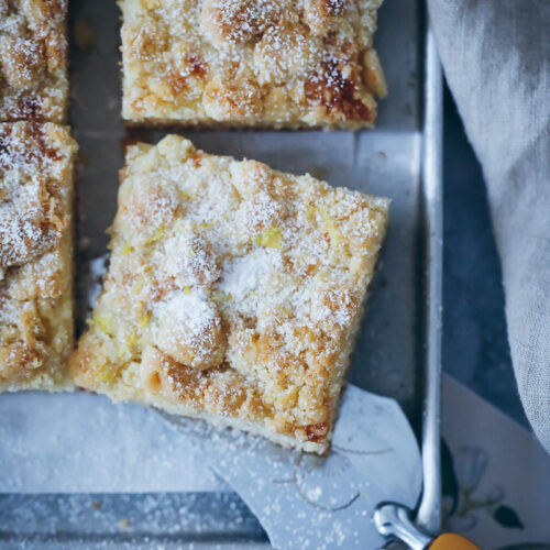 Zitronen Streuselkuchen Rezept vom Blech wie von Oma lemon streusel bars crumb cake foodstyling bakefeed