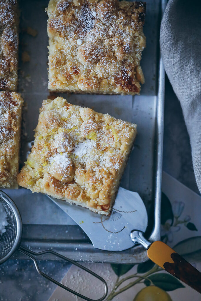 Zitronen Streuselkuchen Rezept vom Blech wie von Oma lemon streusel bars crumb cake foodstyling bakefeed