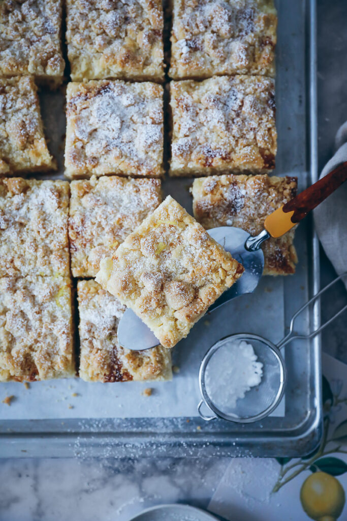 Zitronen Streuselkuchen Rezept vom Blech wie von Oma lemon streusel bars crumb cake foodstyling bakefeed
