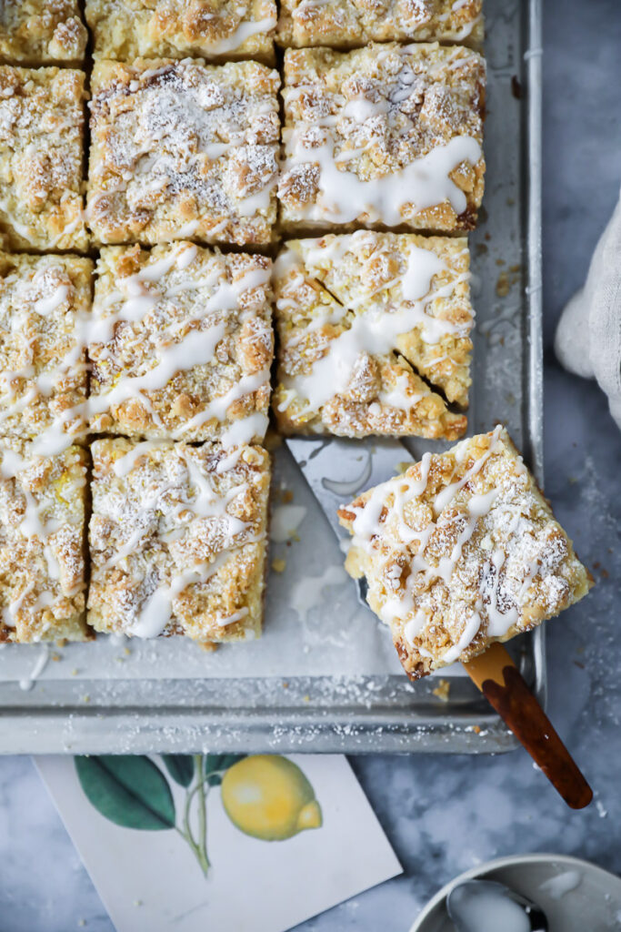 Zitronen Streuselkuchen Rezept vom Blech wie von Oma lemon streusel bars crumb cake foodstyling bakefeed