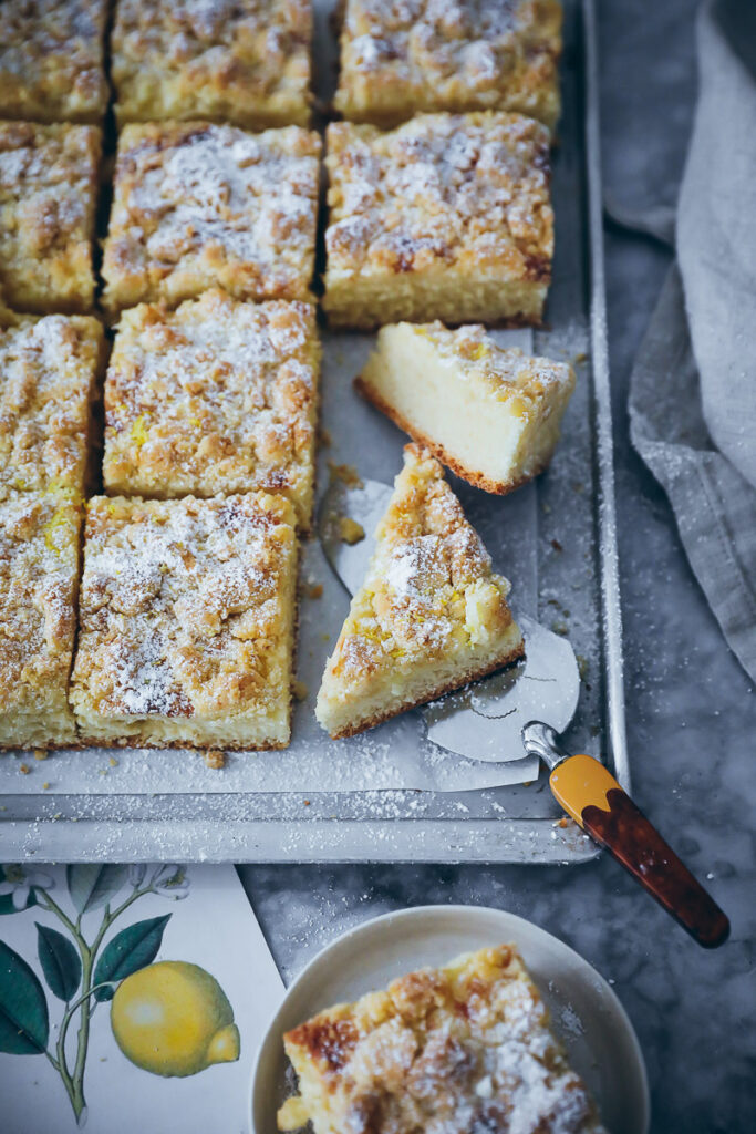 Zitronen Streuselkuchen Rezept vom Blech wie von Oma lemon streusel bars crumb cake foodstyling bakefeed