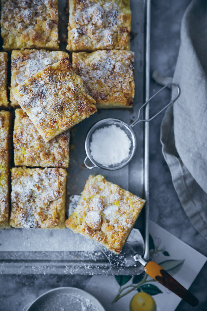 Zitronen Streuselkuchen Rezept vom Blech wie von Oma lemon streusel bars crumb cake foodstyling bakefeed