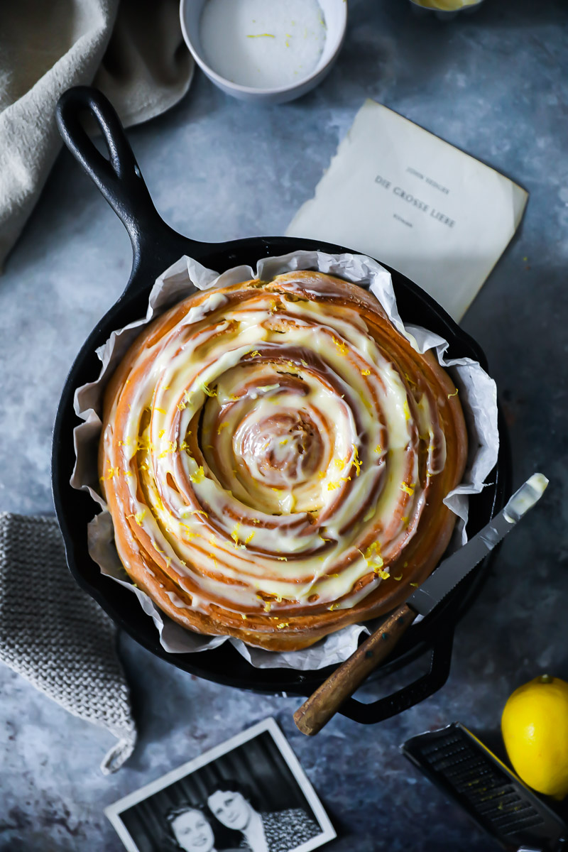 Zitronen Zimtschnecken Rezept – und zwar eine ziemlich große Lemon Roll
