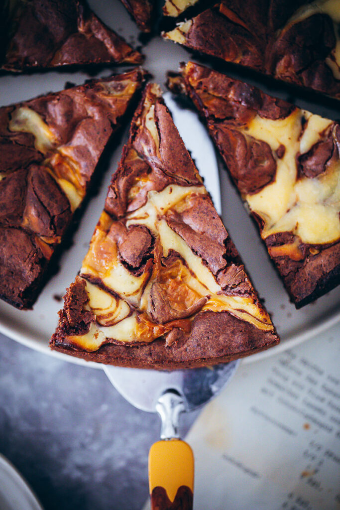 Cheesecake Brownie Kuchen Rezept mit Dulce de Leche bestes Brownie rezept selber machen schokokuchen karamell caramel cheesecake brownies zuckerzimtundliebe backblog bakefeed feedfeed foodstyling