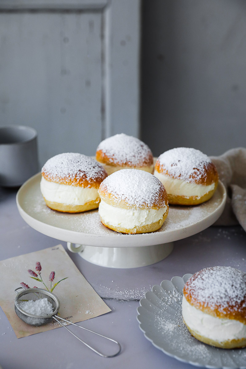 Maritozzi Rezept – Italienische softe Hefebrötchen mit Sahnefüllung