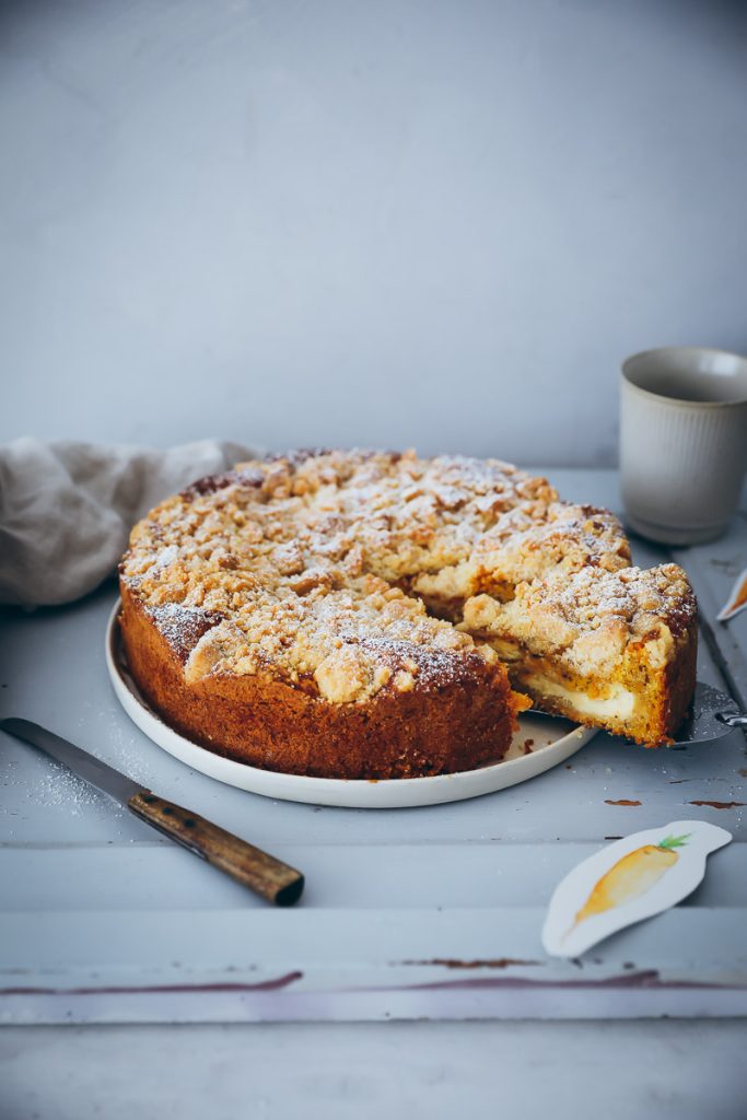 Carrot Cake Cheesecake mit Streuseln Möhrenkuchen Rezept rüblitorte rüblikuchen käsekuchen osterrezepte osterkuchen die besten möhrenrezepte möhrenkuchen ideen zuckerzimtundliebe foodblog backblog bakefeed feedfeed foodtographyschool Streuselkuchen 