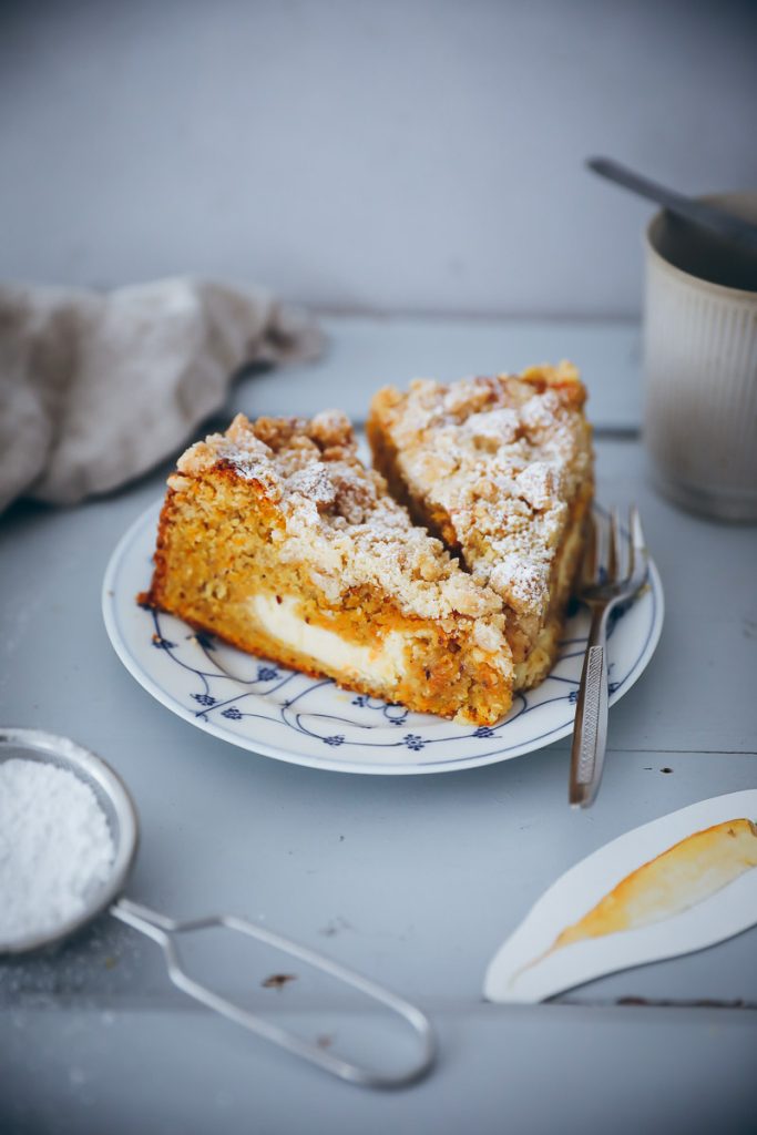 Carrot Cake Cheesecake mit Streuseln Möhrenkuchen Rezept rüblitorte rüblikuchen käsekuchen osterrezepte osterkuchen die besten möhrenrezepte möhrenkuchen ideen zuckerzimtundliebe foodblog backblog bakefeed feedfeed foodtographyschool Streuselkuchen