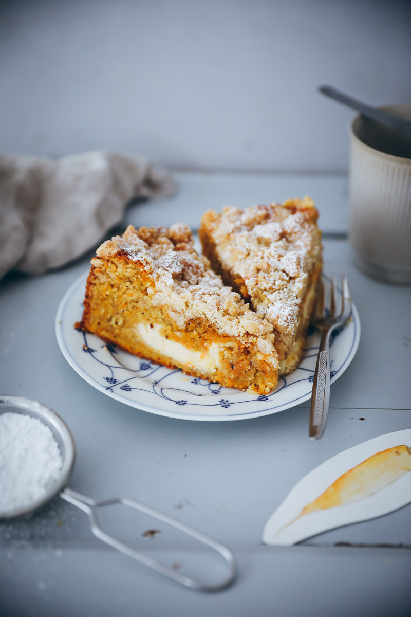 Carrot Cake Cheesecake mit Streuseln – ein Rezept für Möhrenkuchen mit Cheesecakefüllung