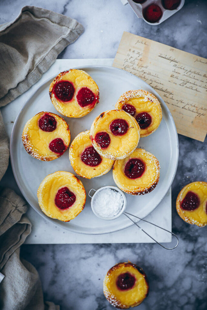 Himbeer Pasteis de Nata Rezept - kleine portugiesische Puddingtörtchen raspberry custard tarts zuckerzimtundliebe foodstyling food photography bakefeed feedfeed