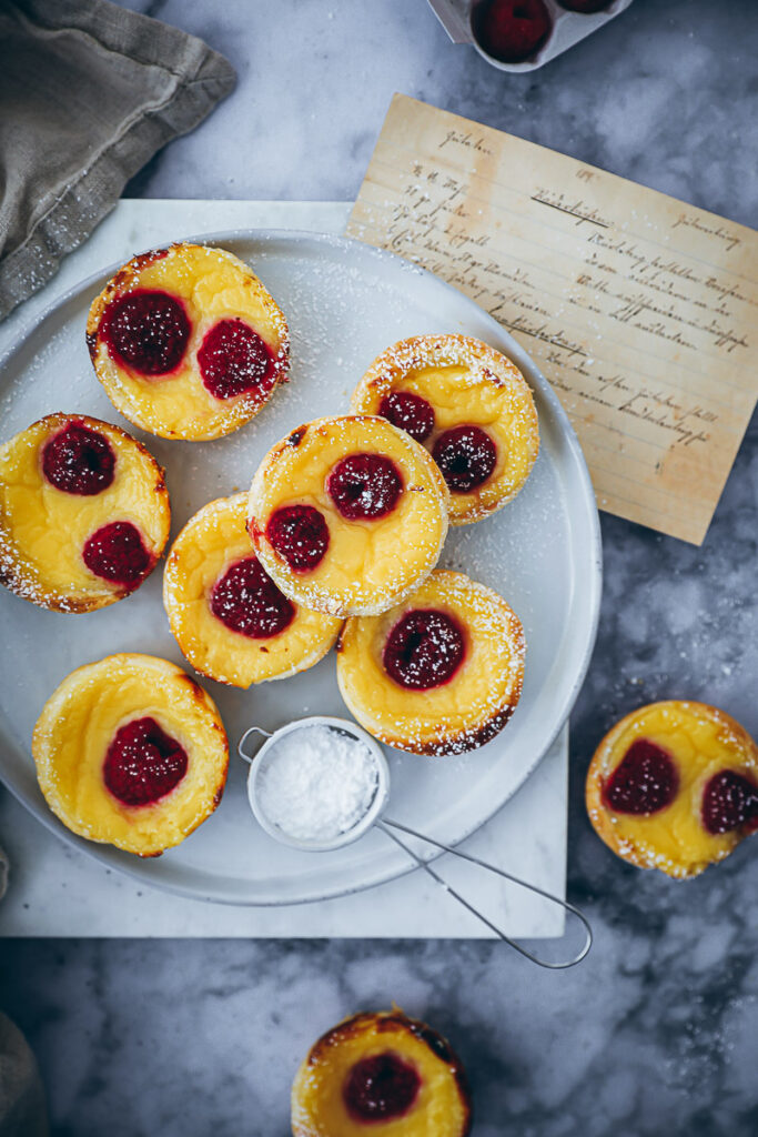 Himbeer Pasteis de Nata Rezept - kleine portugiesische Puddingtörtchen raspberry custard tarts zuckerzimtundliebe foodstyling food photography bakefeed feedfeed
