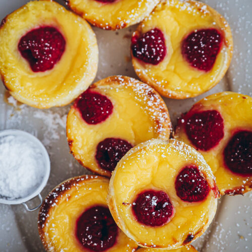 Himbeer Pasteis de Nata Rezept - kleine portugiesische Puddingtörtchen raspberry custard tarts zuckerzimtundliebe foodstyling food photography bakefeed feedfeed