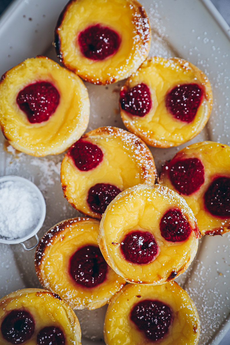 Himbeer Pasteis de Nata Rezept – kleine portugiesische Puddingtörtchen