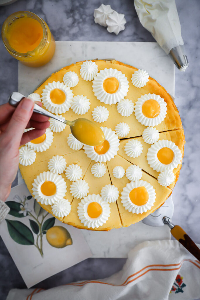 Einfaches Käsekuchen Rezept Quark Käsekuchen mit Lemon Curd lemon curd german cheesecake recipe zuckerzimtundliebe backblog foodblog food styling food photography zitronenkuchen backrezept kuchenrezept bakefeed feedfeed foodtography school