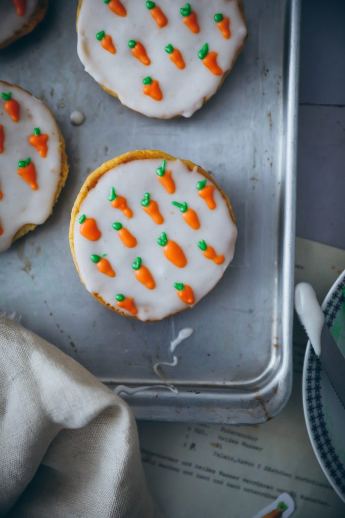 Carrot Cake Amerikaner Rezept Möhrenkuchen Black and White Cookies Osterrezept Ostergebäck Osterkuchen Rüblikuchen Rüblitorte foodstyling foodtographyschool zuckerzimtundliebe bakefeed easter baking