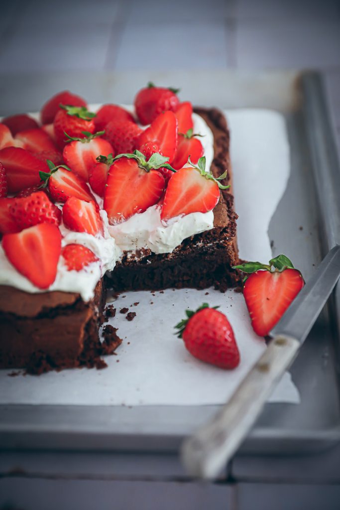 Erdbeer Brownies Rezept mit Mascarpone creme strawberry mascarpone brownies Erdbeerkuchen saftiger Schokokuchen zuckerzimtundliebe Backblog Backrezept Erdbeerkuchen Erdbeerrezepte foodstyling bakefeed foodtographyschool