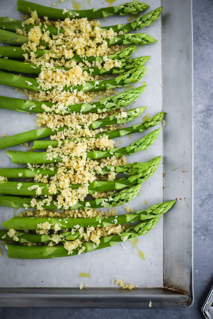 gerösteter Spargel aus dem Ofen Rezept grüner Spargel mit Parmesan parmesan roasted asparagus einfache spargelrezepte feedfeed
