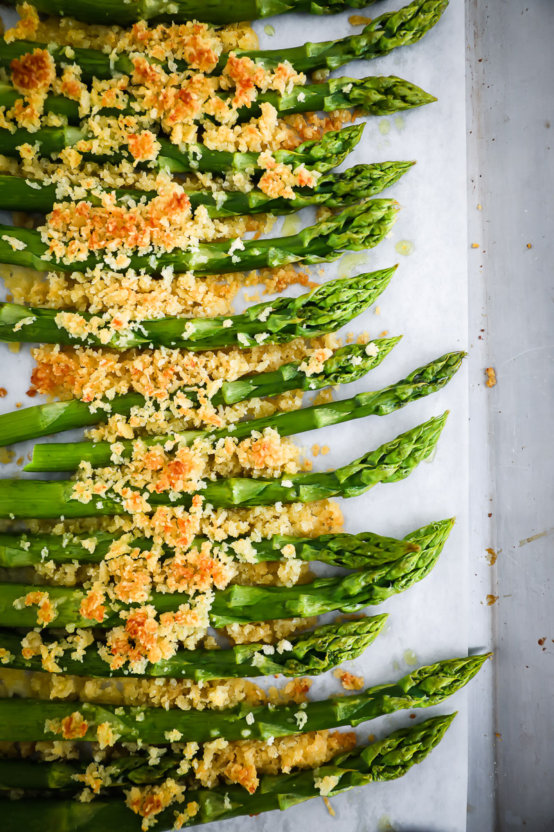 Grüner Spargel aus dem Ofen mit Parmesan – ein einfaches Spargelrezept