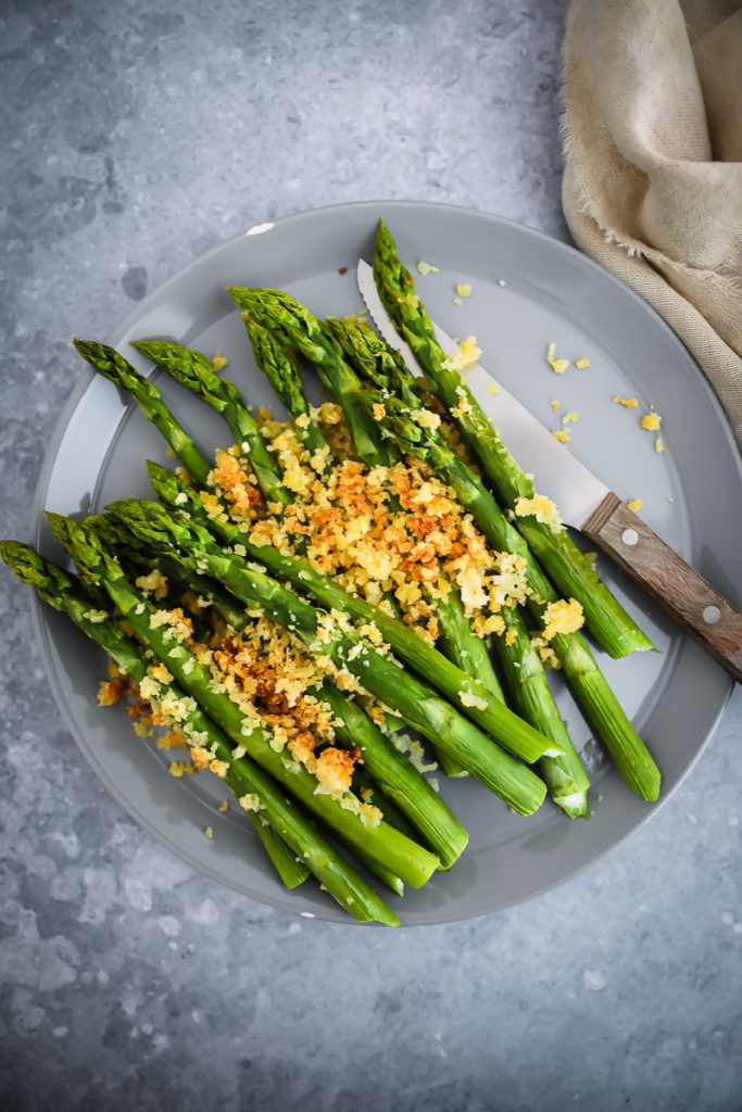 gerösteter Spargel aus dem Ofen Rezept grüner Spargel mit Parmesan parmesan roasted asparagus einfache spargelrezepte feedfeed