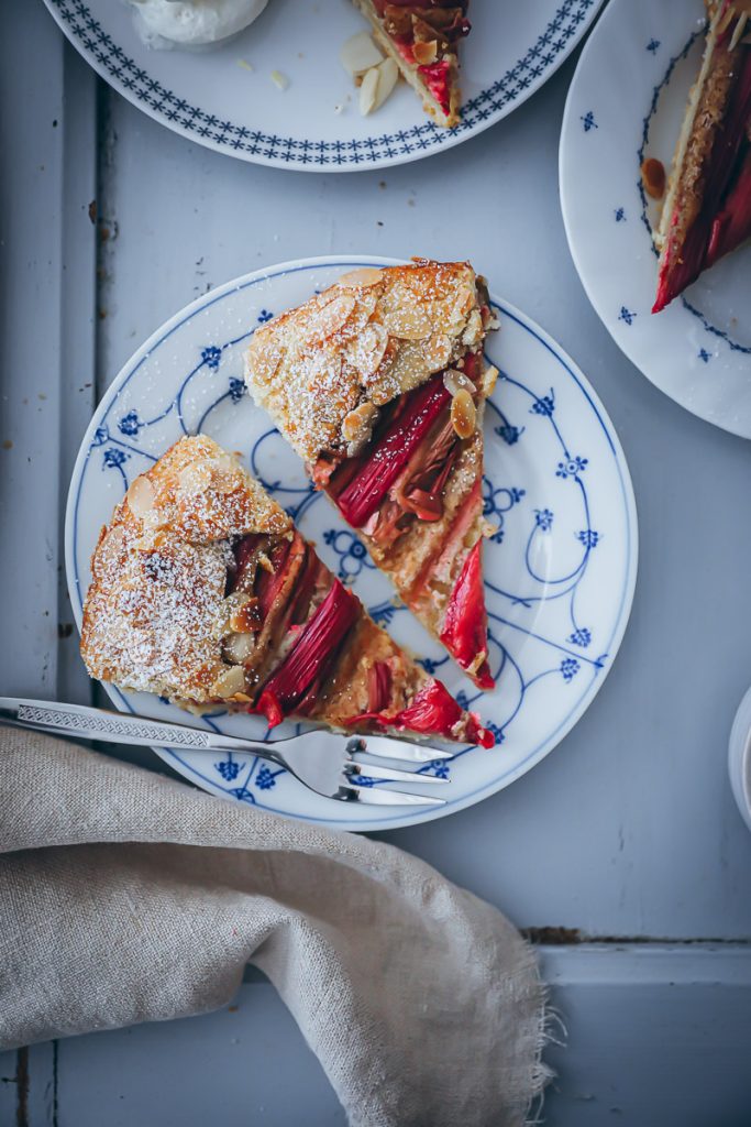 Rhabarber Tarte mit Mandel Füllung Rezept - die Rhabarber Galette mit Frangipane rhubarb tart recipe food52 bakefeed feedfeed zuckerzimtundliebe backblog rhabarberrezepte rhabarberkuchen frühlingskuchen food photography