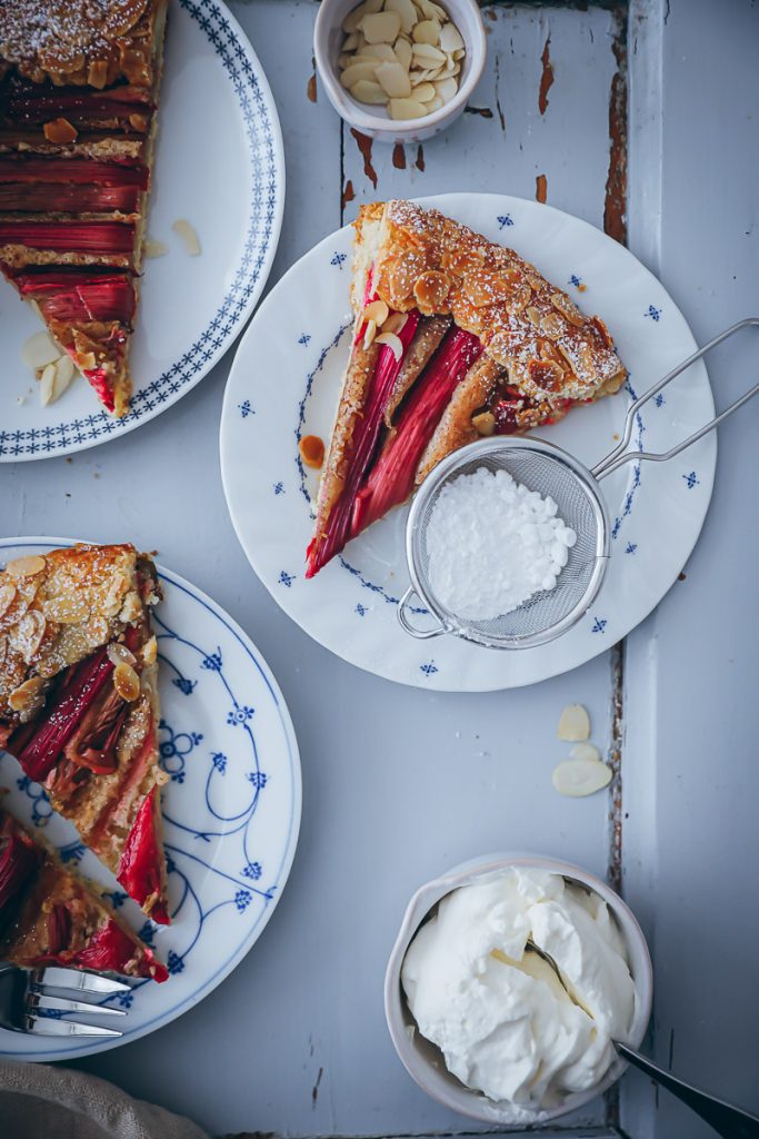 Rhabarber Tarte mit Mandel Füllung Rezept - die Rhabarber Galette mit Frangipane rhubarb tart recipe food52 bakefeed feedfeed zuckerzimtundliebe backblog rhabarberrezepte rhabarberkuchen frühlingskuchen food photography 