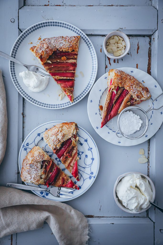 Rhabarber Tarte mit Mandel Füllung Rezept - die Rhabarber Galette mit Frangipane rhubarb tart recipe food52 bakefeed feedfeed zuckerzimtundliebe backblog rhabarberrezepte rhabarberkuchen frühlingskuchen food photography