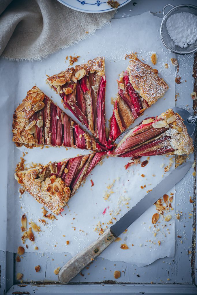 Rhabarber Tarte mit Mandel Füllung Rezept - die Rhabarber Galette mit Frangipane rhubarb tart recipe food52 bakefeed feedfeed zuckerzimtundliebe backblog rhabarberrezepte rhabarberkuchen frühlingskuchen food photography