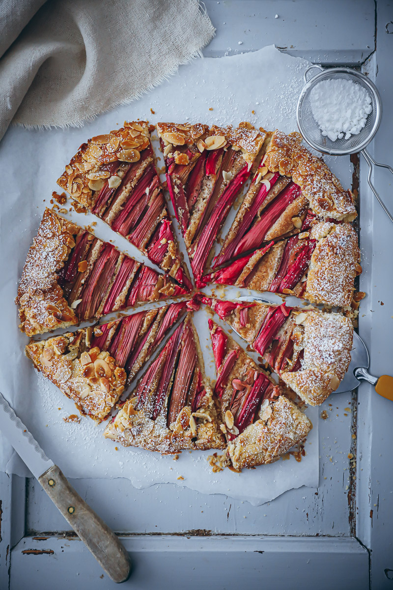 Rhabarber Tarte mit Mandel Füllung Rezept – die Rhabarber Galette mit Frangipane