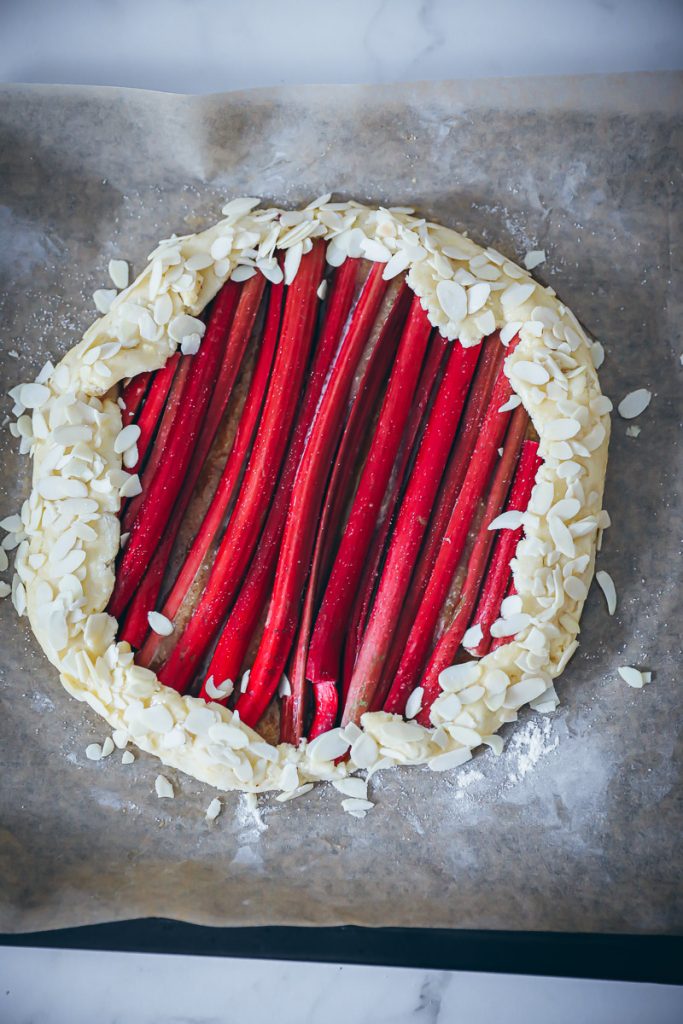 Rhabarber Tarte mit Mandel Füllung Rezept - die Rhabarber Galette mit Frangipane rhubarb tart recipe food52 bakefeed feedfeed zuckerzimtundliebe backblog rhabarberrezepte rhabarberkuchen frühlingskuchen food photography