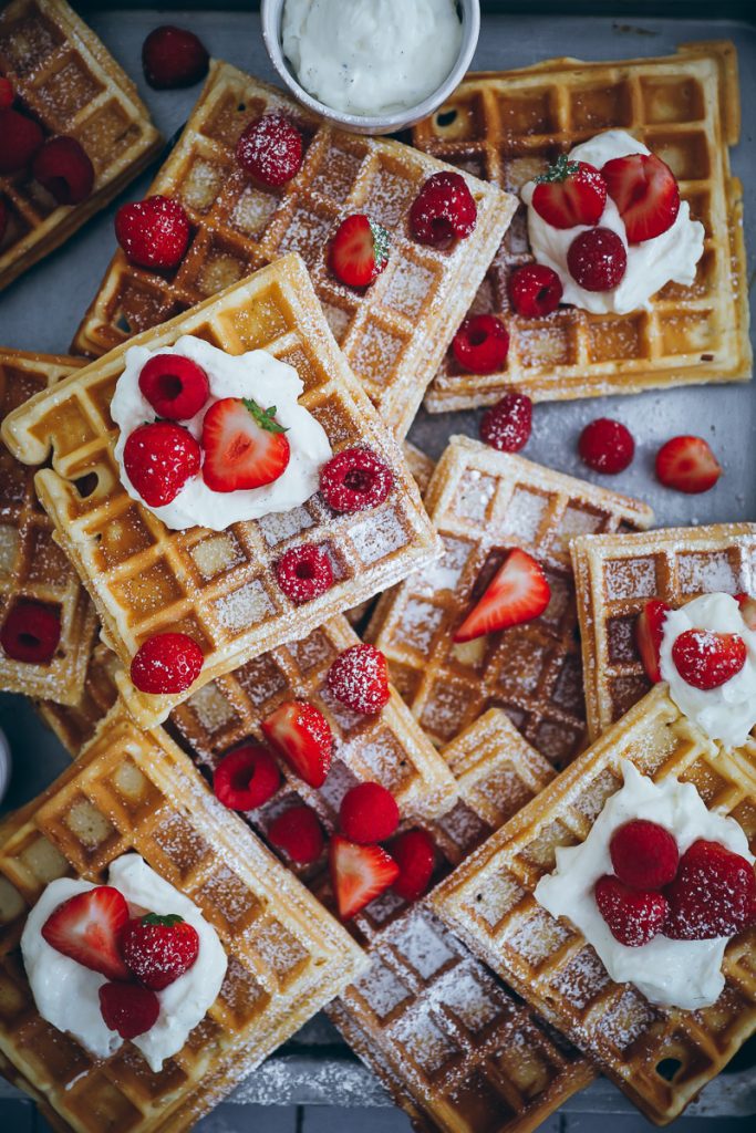 Belgische knusprige dicke Waffeln mit Erdbeeren und Mascarpone Creme - ein Rezept strawberry waffles belgian waffles recipe waffeln ohne hefe zuckerzimtundliebe backblog einfaches bestes waffelrezept
