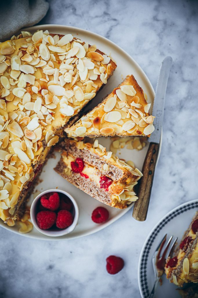 Schwedische Mandeltorte Mandelkuchen Mandeltarta mit Himbeeren Rezept swedish almond cake recipe Foodblog Zuckerzimtundliebe Backblog Himbeerkuchen feedfeed bakefeed schwedische rezepte kuchen ohne mehl glutenfreier kuchen puddingfüllung buttercreme