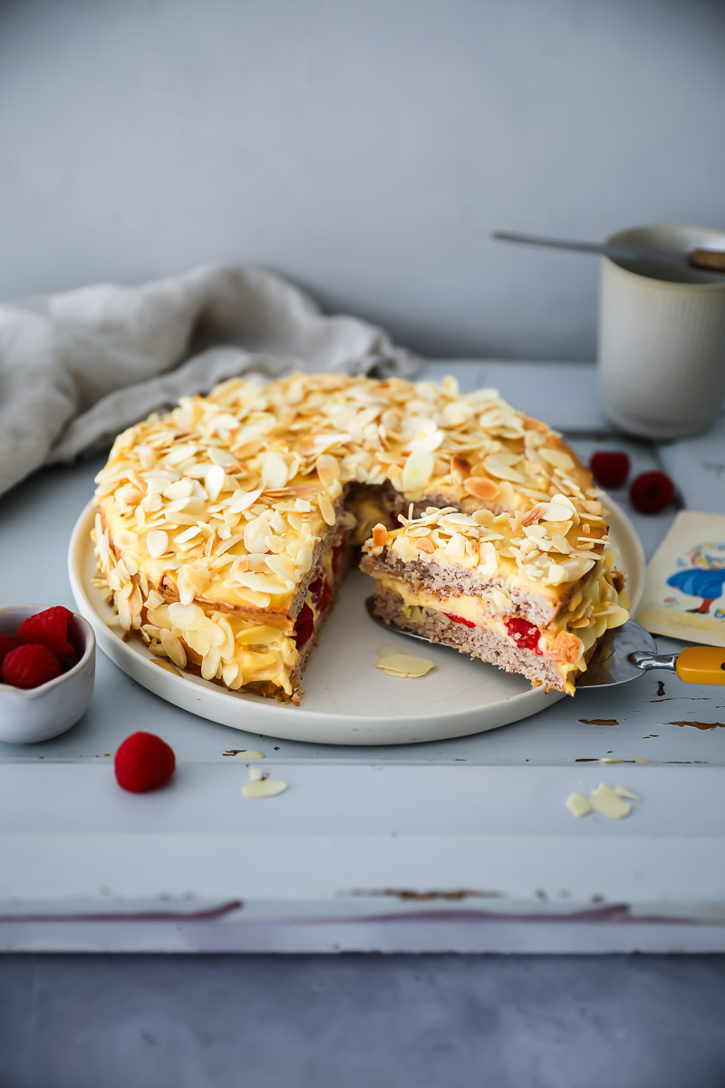 Schwedische Mandeltorte Rezept mit Himbeeren – swedish almond cake oder auch mandeltårta