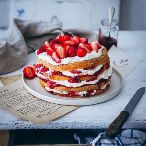 Biskuit Erdbeertorte Rezept mit Sahne Erdbeerkuchen Biskuitboden selber backen einfacher biskuit grundrezept strawberry sponge cake foodstyling foodblog erdbeerrezept zuckerzimtundliebe backblog bakefeed