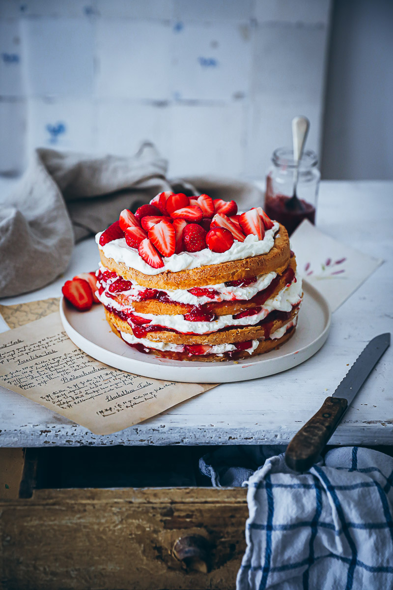 Biskuit Erdbeertorte Rezept – aber bitte mit Sahne
