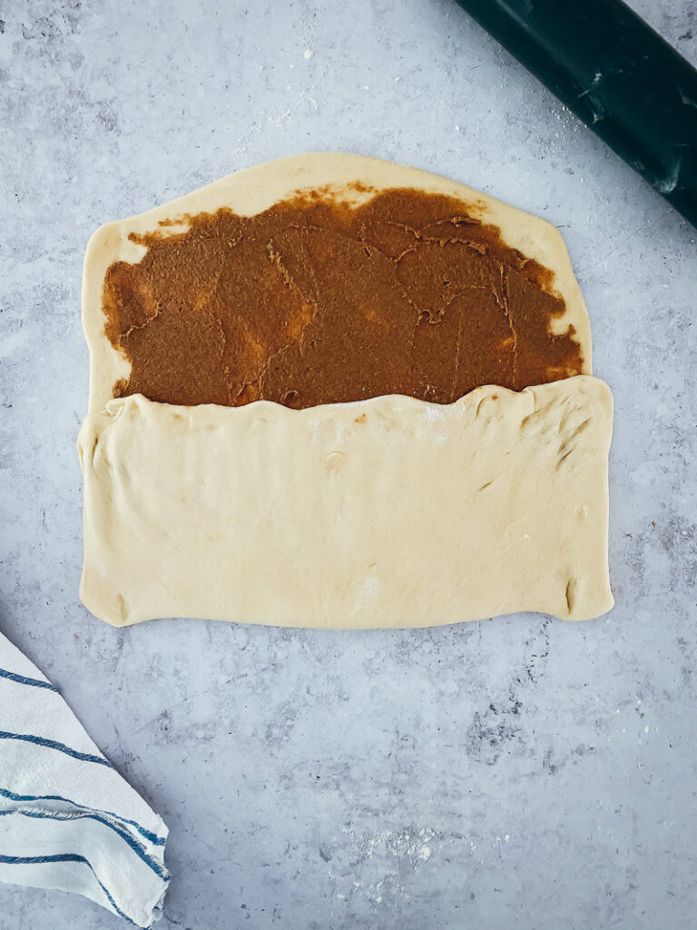 Kanelbullar-Kissen oder auch Zimtschnecken vom Blech Rezept sheet pan cinnamon buns kanelbullar backen einfaches hefeteig rezept zuckerzimtundliebe bakefeed schwedisch backen schwedisches rezept