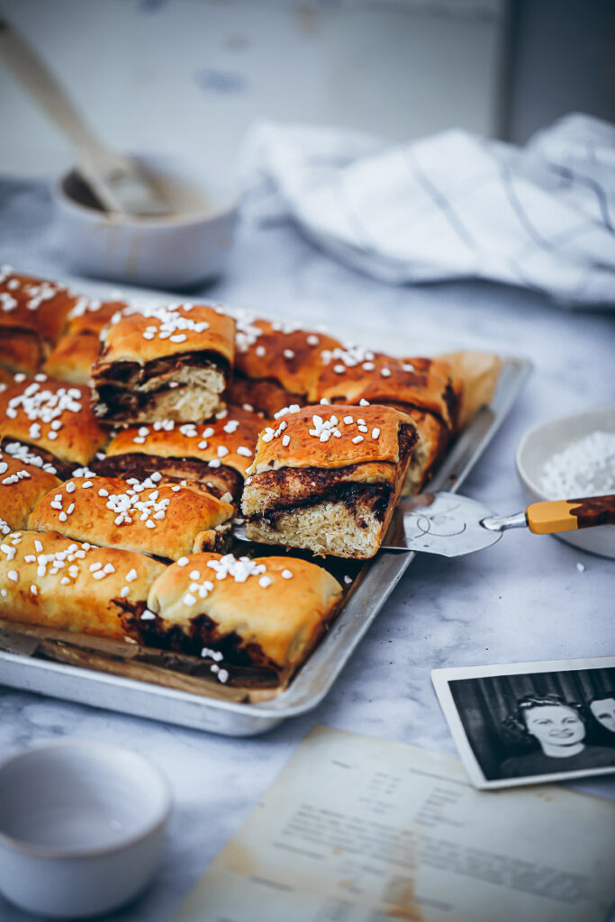 Kanelbullar-Kissen oder auch Zimtschnecken vom Blech Rezept sheet pan cinnamon buns kanelbullar backen einfaches hefeteig rezept zuckerzimtundliebe bakefeed schwedisch backen schwedisches rezept