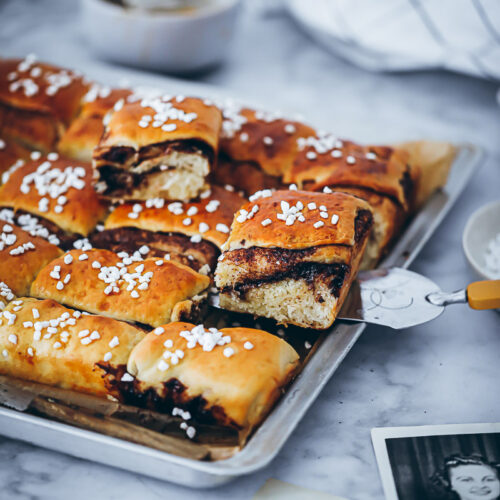 Kanelbullar-Kissen oder auch Zimtschnecken vom Blech Rezept sheet pan cinnamon buns kanelbullar backen einfaches hefeteig rezept zuckerzimtundliebe bakefeed schwedisch backen schwedisches rezept