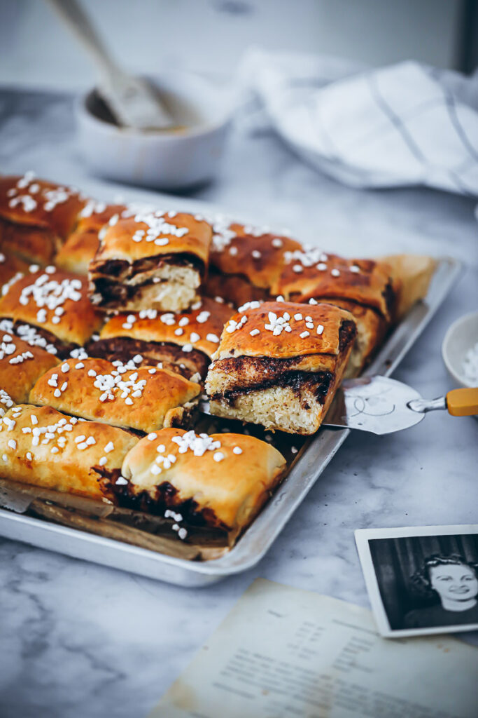 Kanelbullar-Kissen oder auch Zimtschnecken vom Blech Rezept sheet pan cinnamon buns kanelbullar backen einfaches hefeteig rezept zuckerzimtundliebe bakefeed schwedisch backen schwedisches rezept
